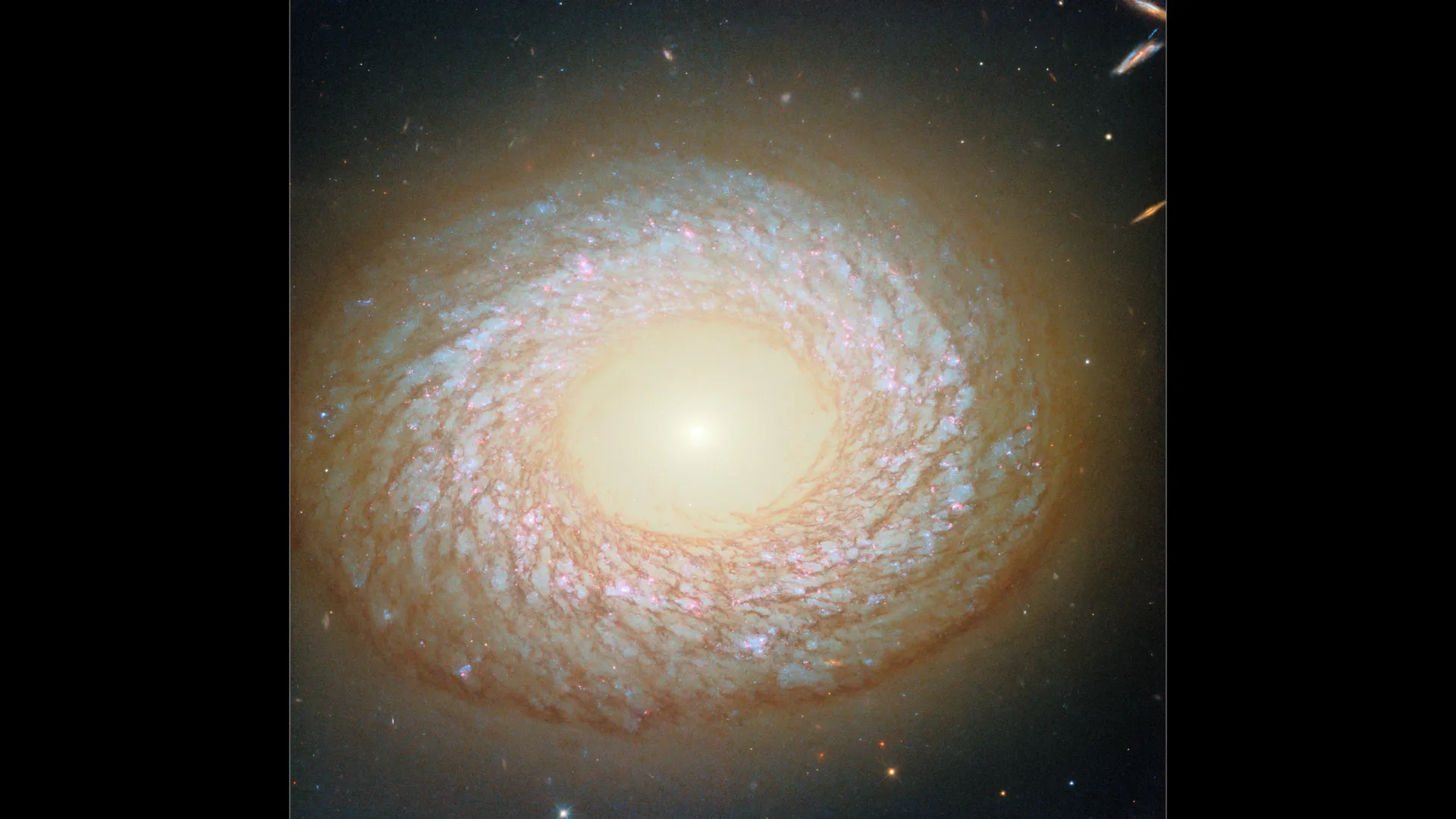 Hubble encontra uma galáxia híbrida com um passado misterioso e violento