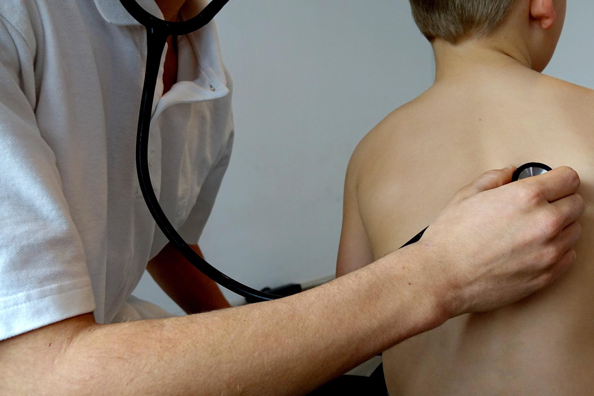 O risco de covid longo em crianças pode ser duas vezes mais alto após uma segunda infecção