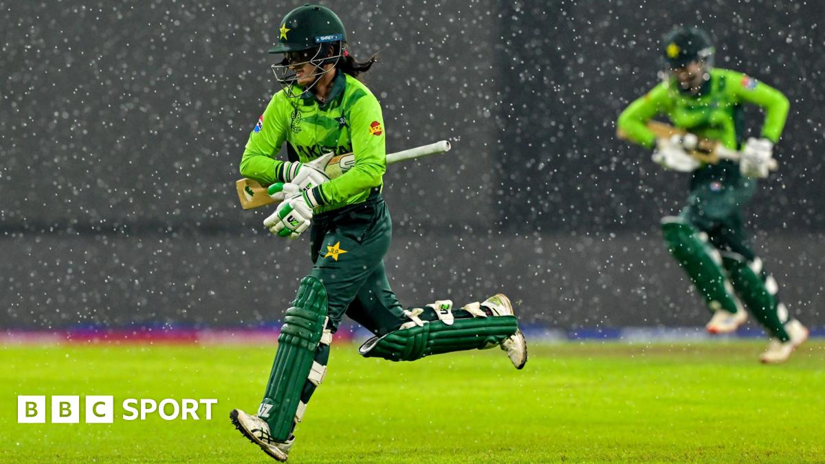 Pakistan's Muneeba Ali and Omaima Sohail run towards the pavilion as rain stops play