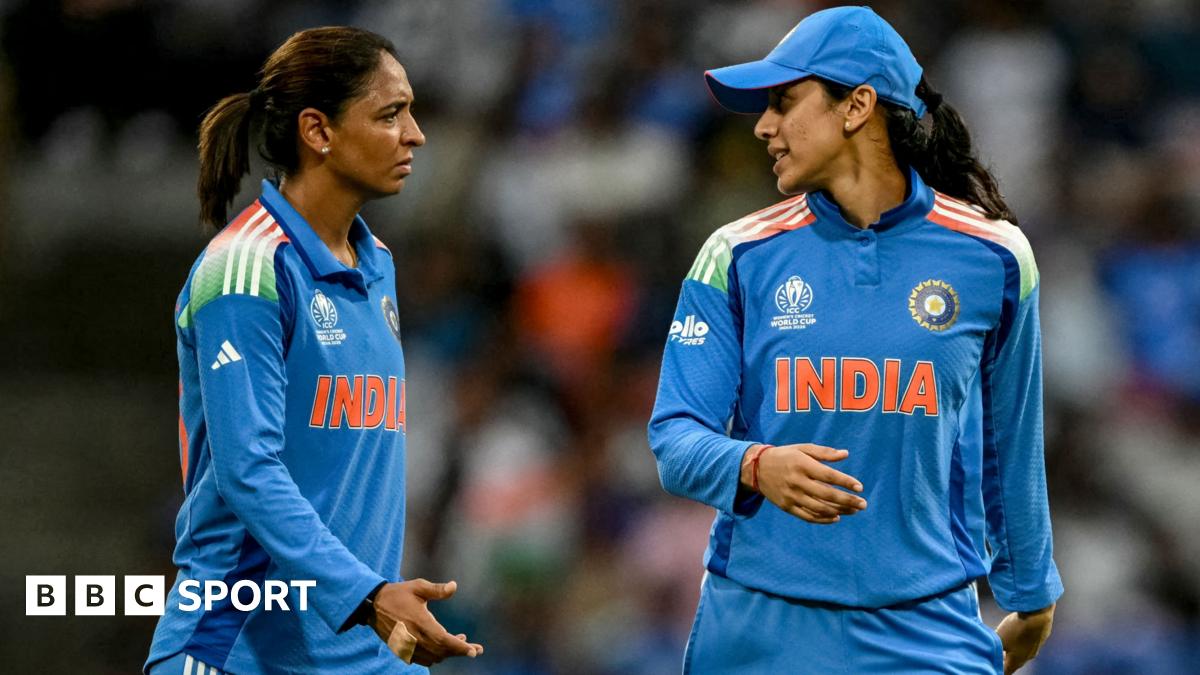 India's Smriti Mandhana speaks with captain Harmanpreet Kaur