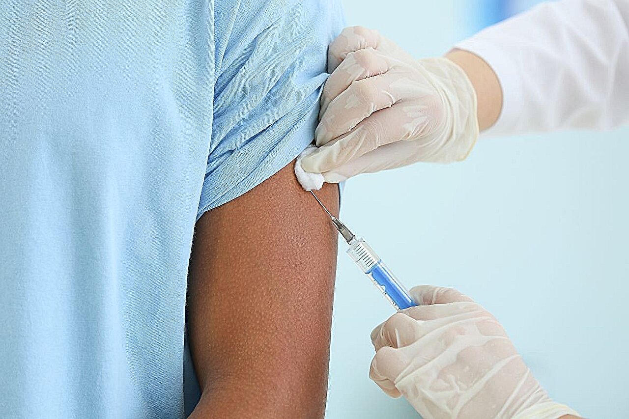 A captação de vacinas contra a gripe consistentemente mais alta para pacientes asiáticos, mais baixo para pacientes negros