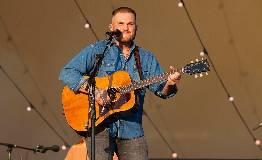A estrela da música country Zach Bryan se torna política com balada anti-gelo