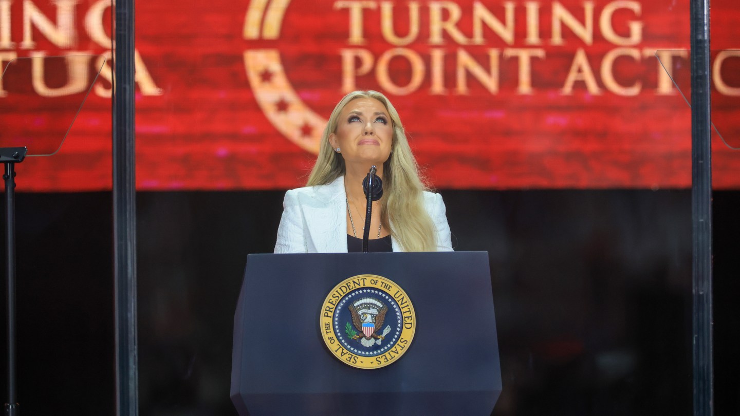 A primeira entrevista de Erika Kirk na TV será com a Fox News Jesse Watters