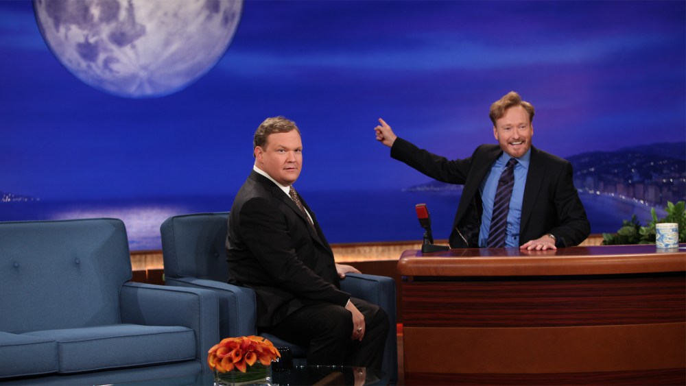 A série TBS vencedora do Emmy de Conan O'Brien chega à Radial Entertainment