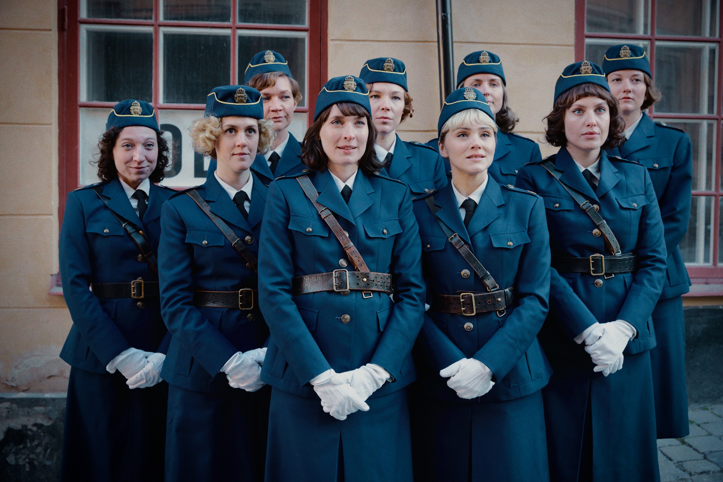 A nova força. (L a R) Malin Persson como Ingrid, Josefin Asplund como Karin, Agnes Rase como SIV na nova força. Cr. Cortesia da Netflix © 2024