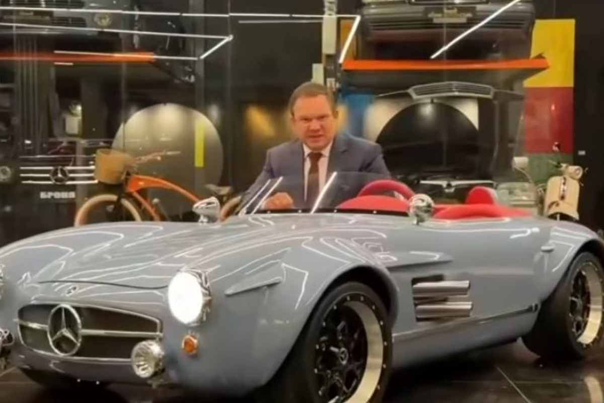 Agora você pode comprar um Mercedes-Benz SL300 elétrico de US $ 49.000 para o seu filho