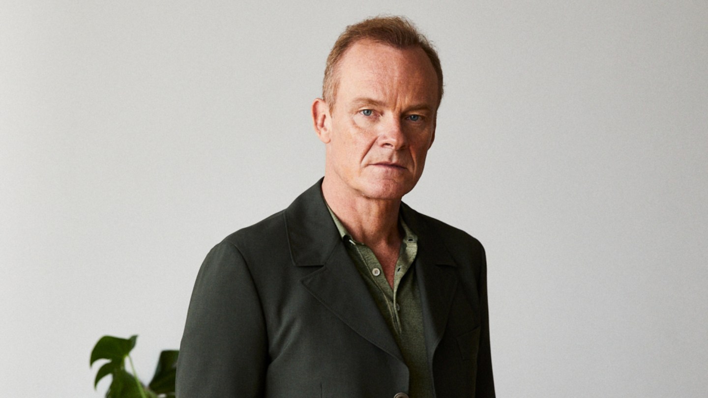 Alistair Petrie em 'Educação Sexual', 'Hamlet' e tocando o vilão