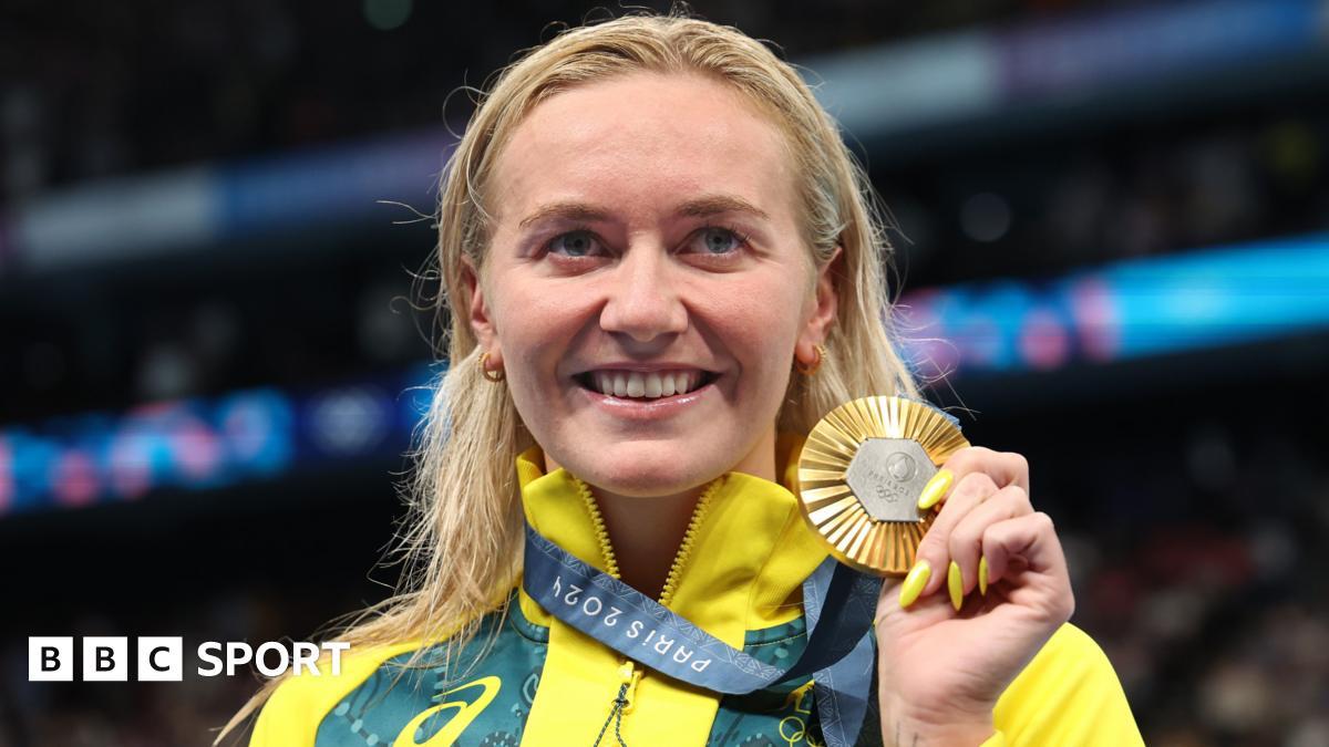 Ariarne Titmus with her Olympic 400m freestyle gold medal in Paris