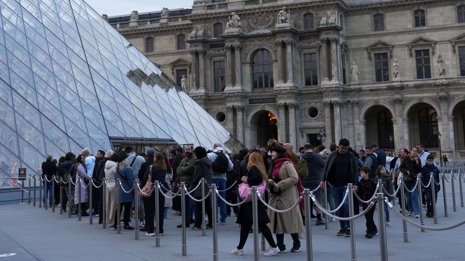 Assalto ao Louvre: Museu de Paris reabre três dias após joias da coroa serem roubadas em assalto ousado | Notícias do mundo