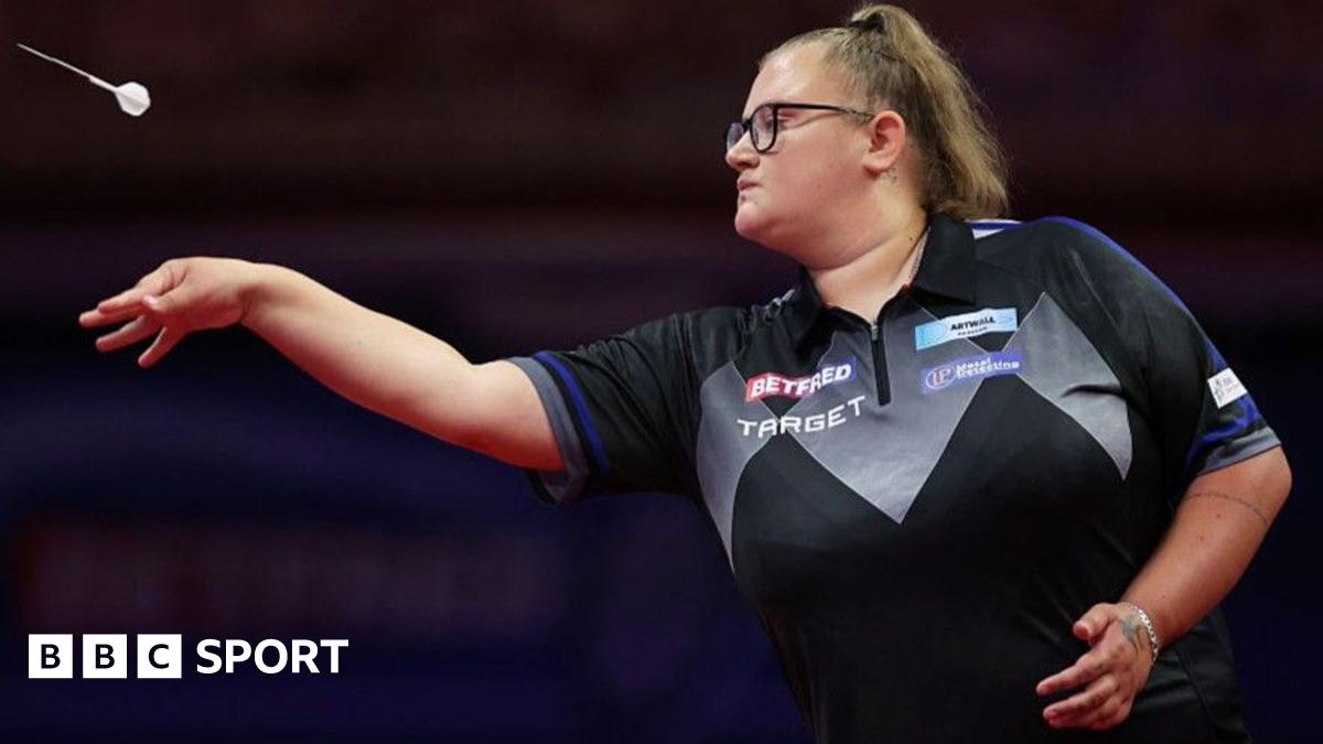 Beau Greaves throws a dart