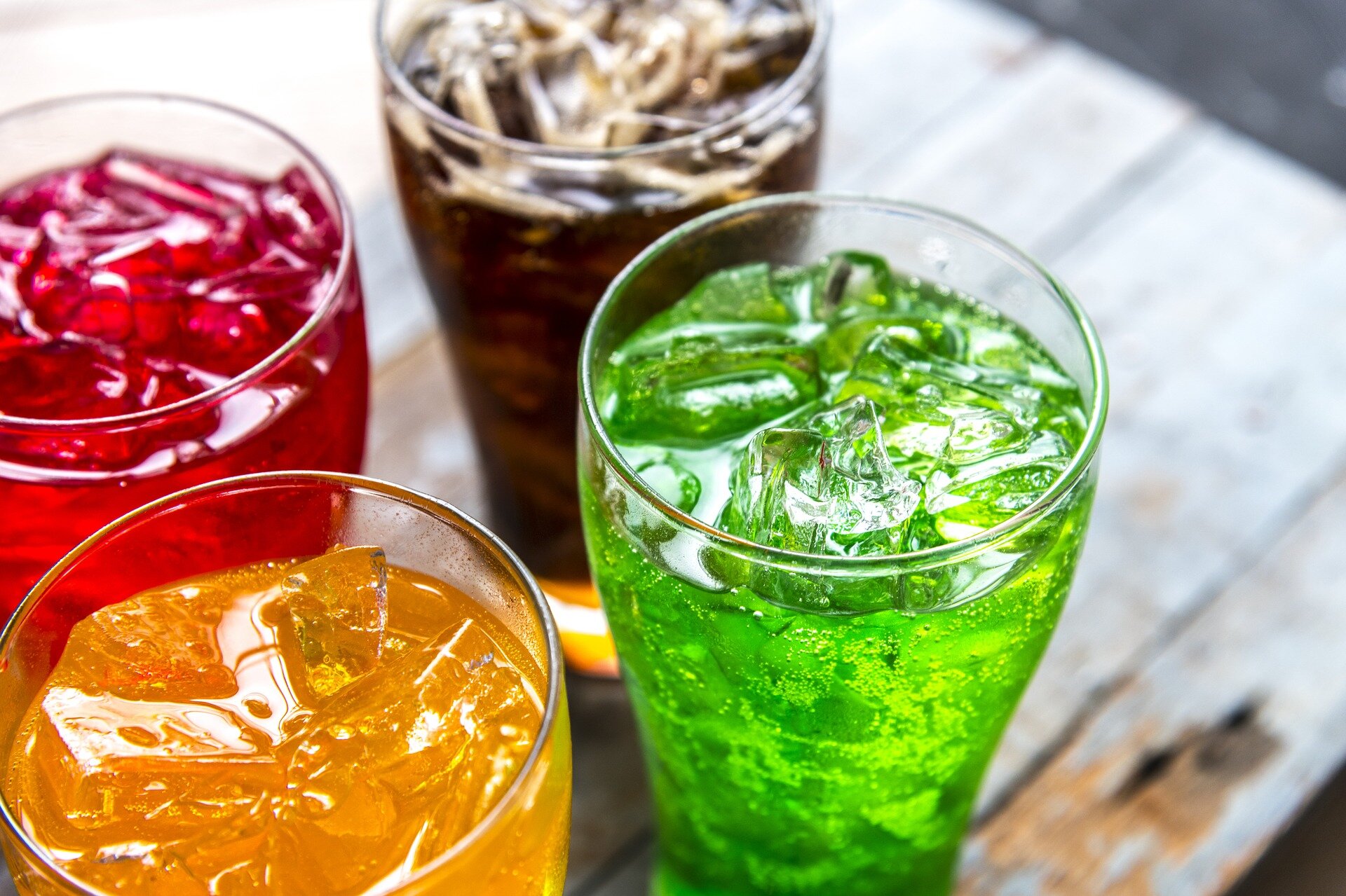 Bebidas artificialmente adoçadas e açucaradas estão associadas a um risco aumentado de doença hepática, encontra o estudo