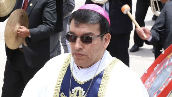 Bispo forçado a renunciar após ser acusado de ter 17 amantes secretos