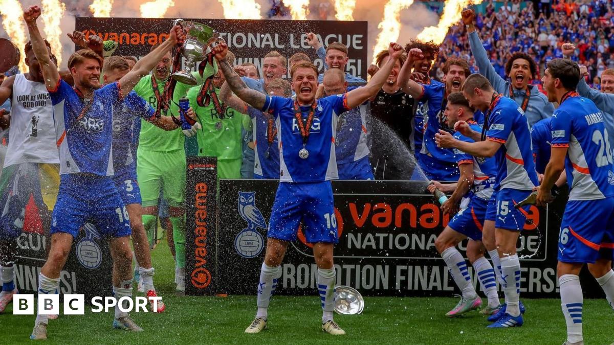 Northern Ireland celebrate Trai Hume's goal