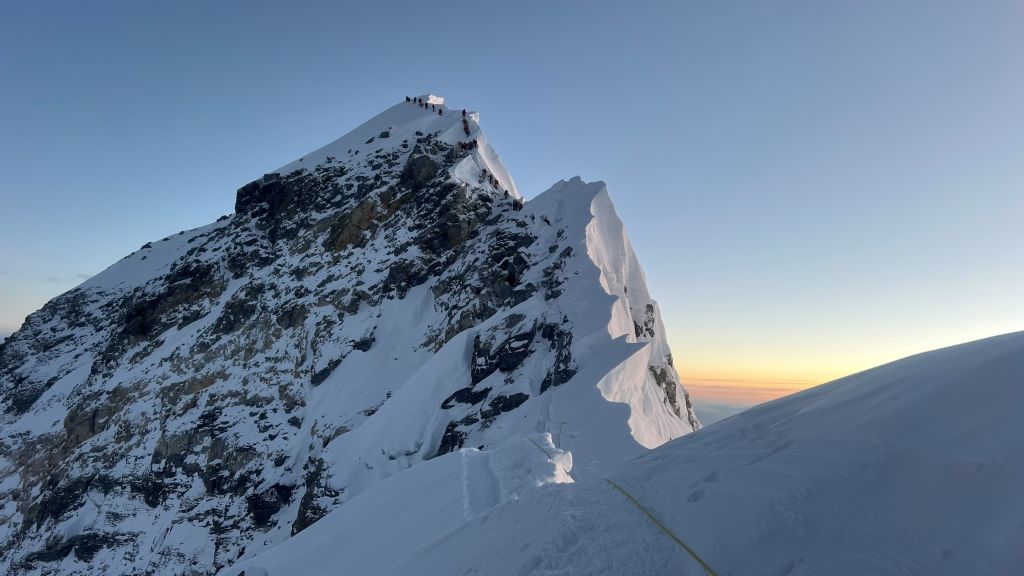 Centenas de caminhantes presos no Monte Everest por neve pesada