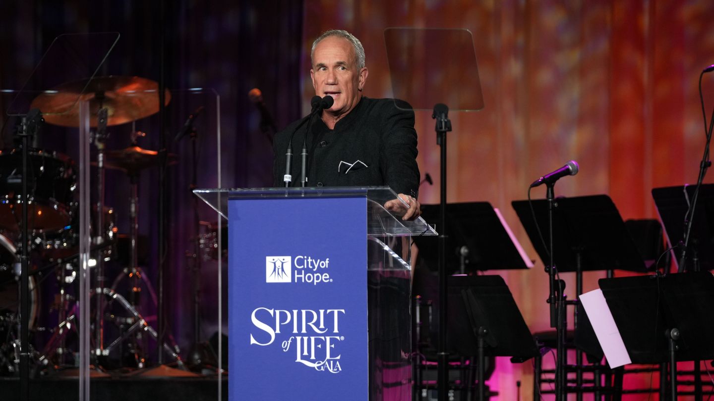 Cher e Michael Bublé homenageiam Tom Corson no City of Hope Gala