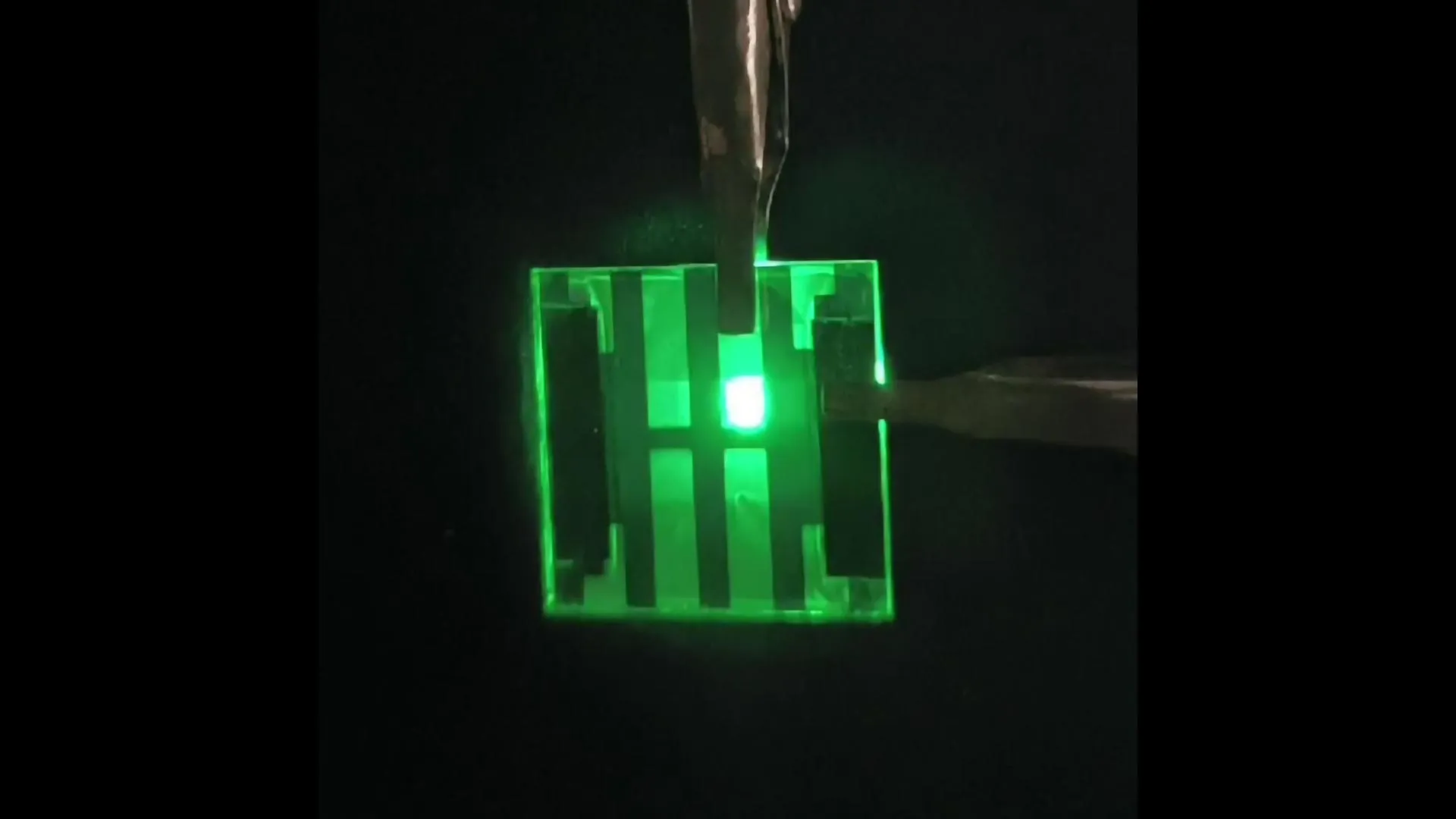 Cientistas criam uma luz fina como papel que brilha como o sol