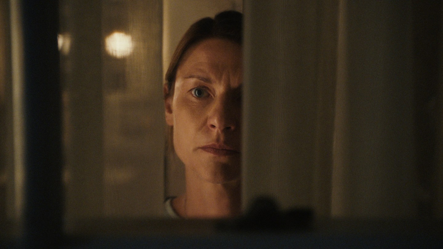 Claire Danes e Matthew Rhys fazem dança perigosa