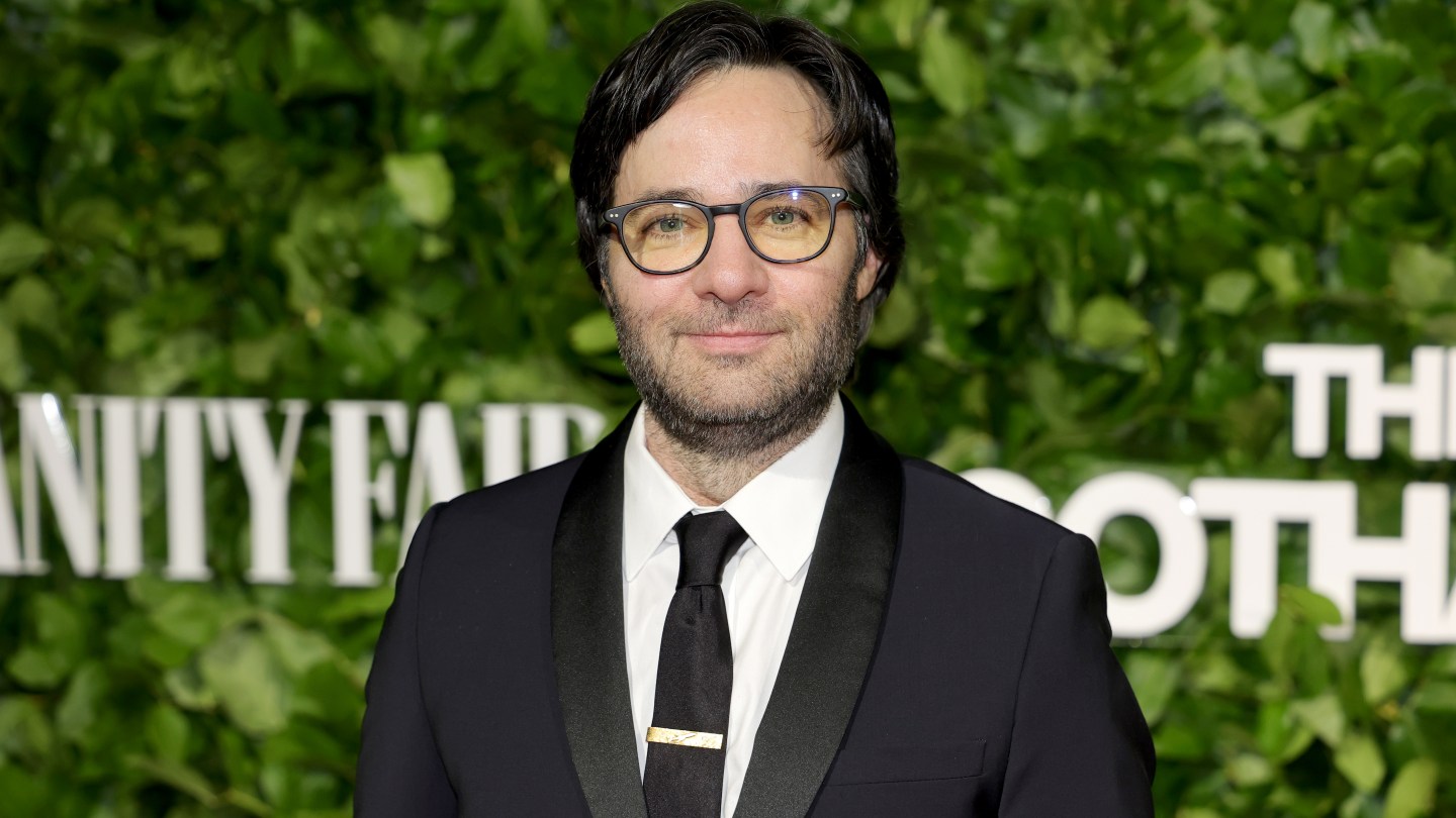Como Danny Strong se tornou o cara que consertou o musical da Broadway 'Xadrez'