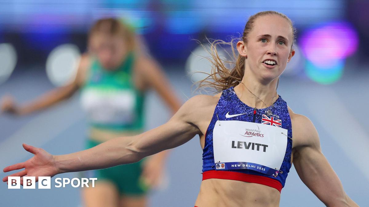 Northern Ireland celebrate Trai Hume's goal