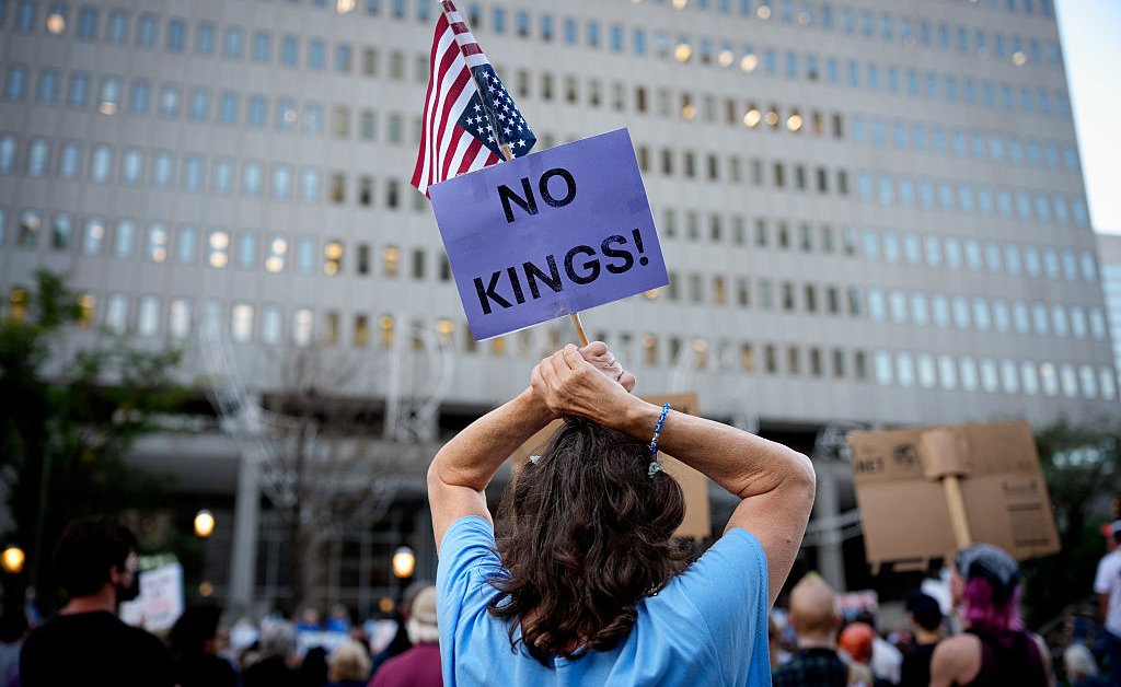 Como os líderes 'No Kings' planejam lidar com a repressão policial