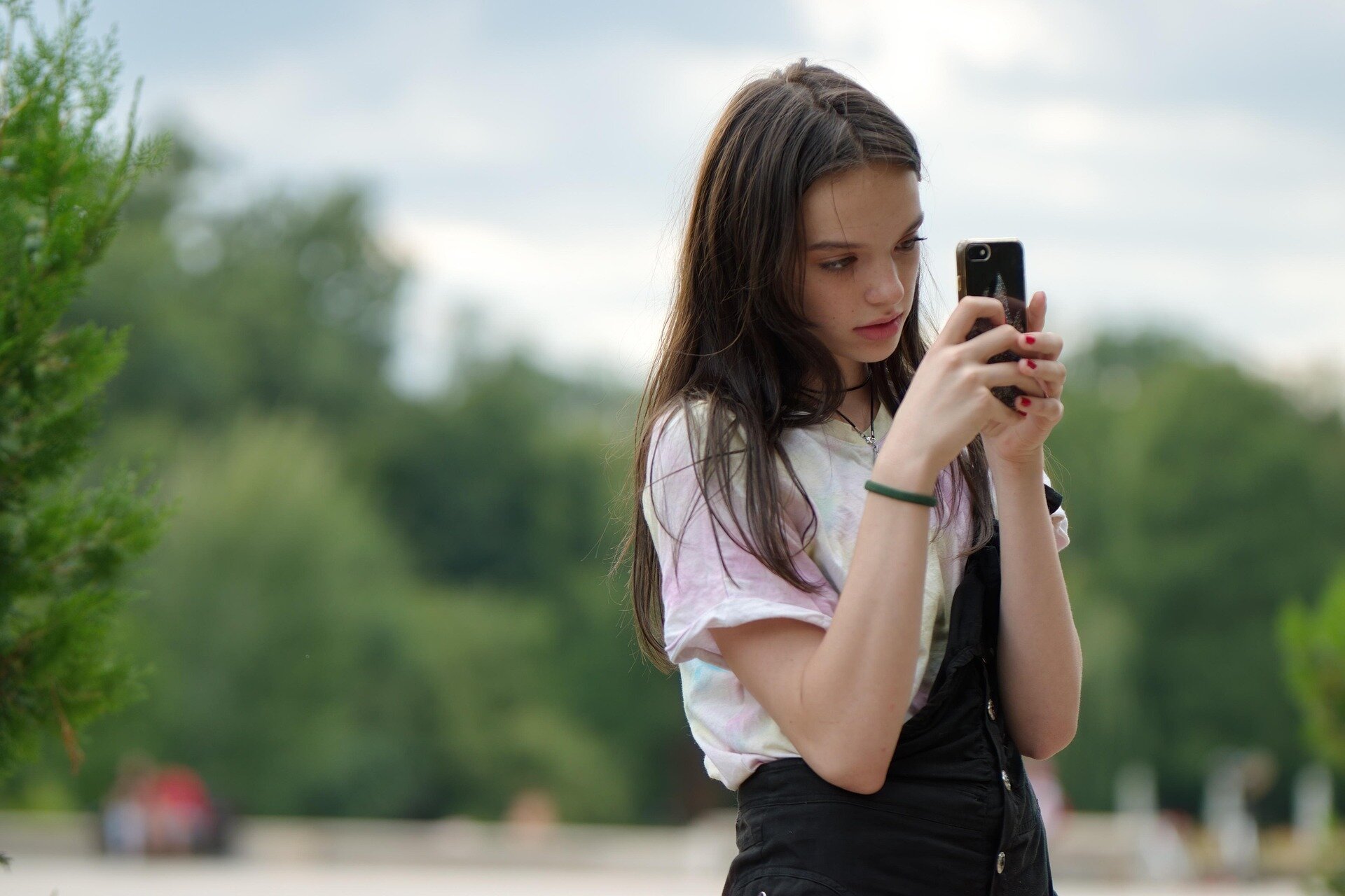 Conexões online têm impacto duplo na saúde mental dos adolescentes, segundo estudo