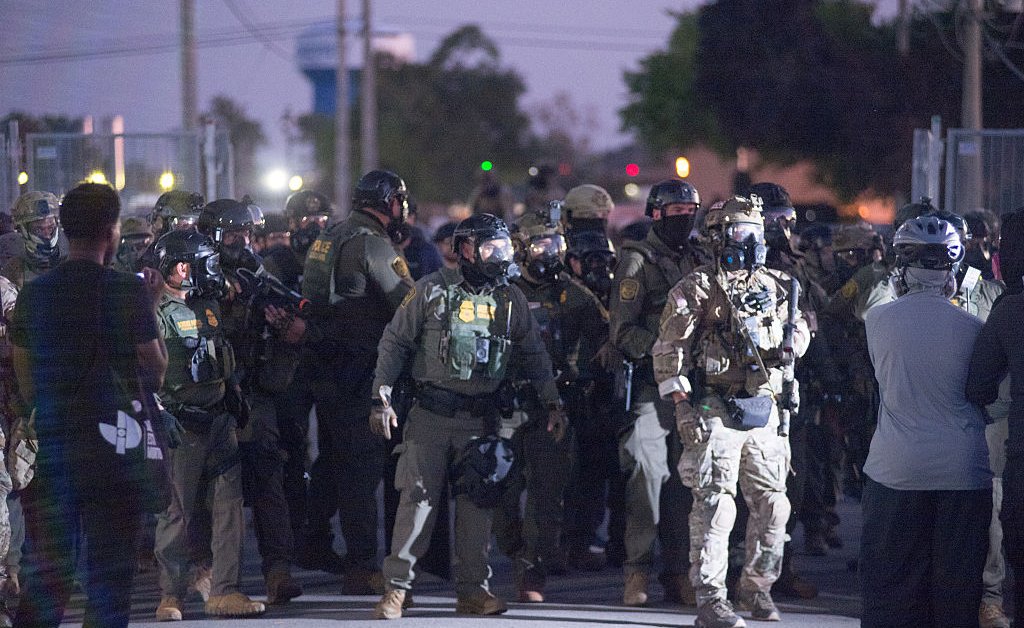 Crianças pegadas no ataque de gelo de estilo militar em Chicago