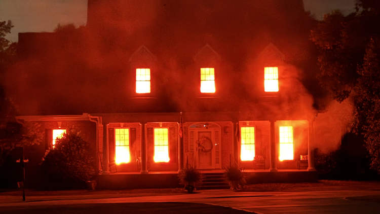 Decoração de Halloween de Burning House é um pesadelo para o Corpo de Bombeiros