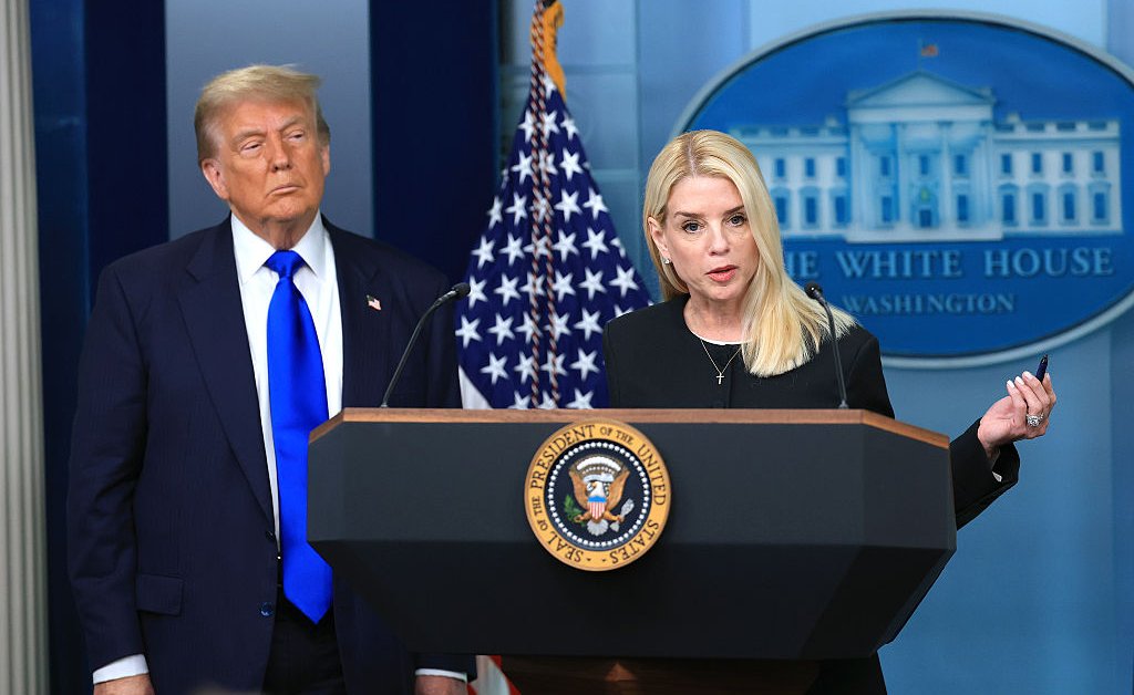 Democratas acusam Trump DOJ de interferência eleitoral no monitoramento de pesquisas