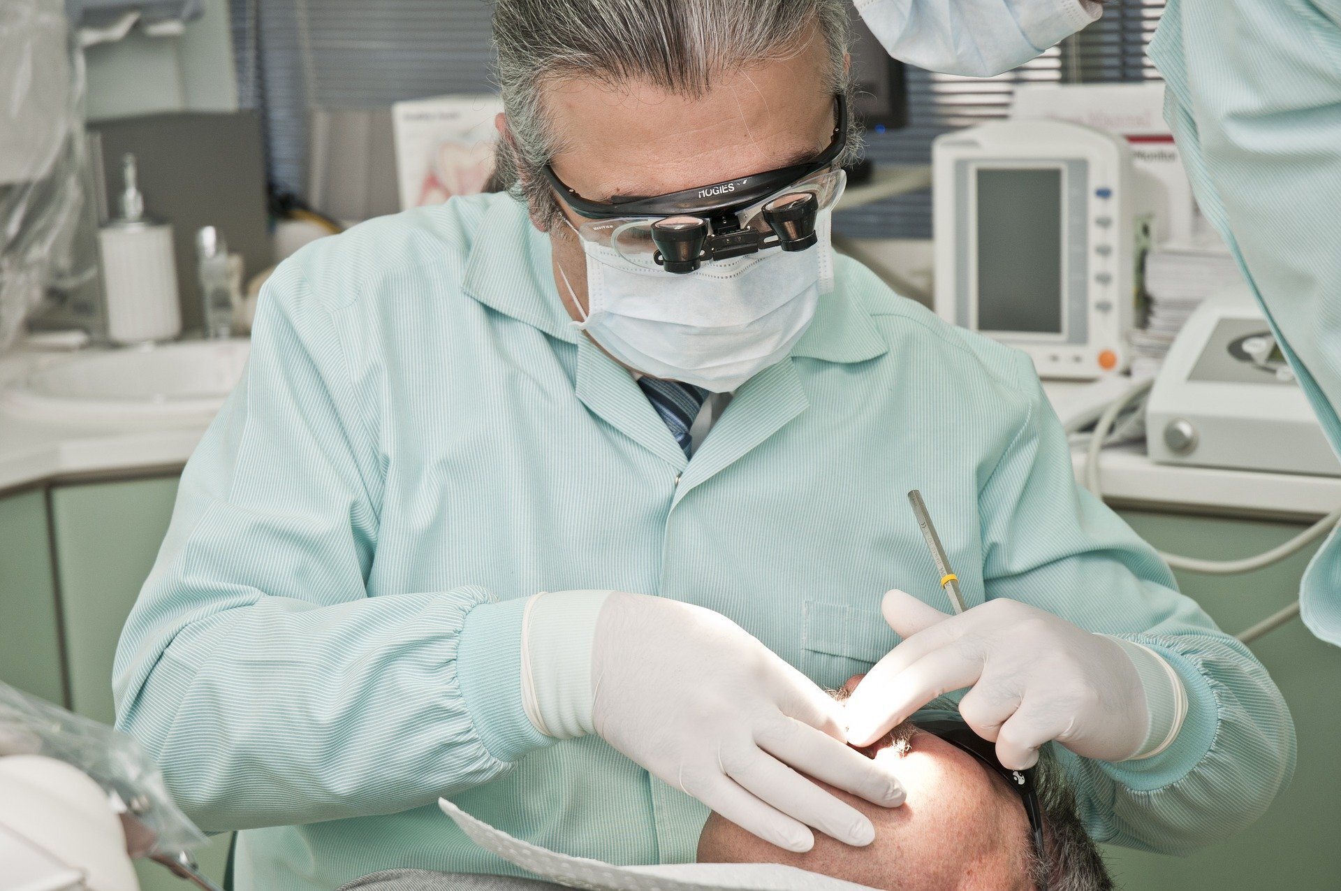 Doença gengival associada a alterações no cérebro, aumento do risco de acidente vascular cerebral