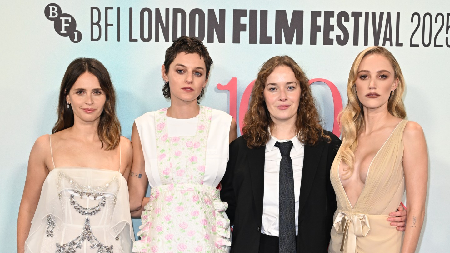 Emma Corrin e Maika Monroe fecham Festival de Cinema de Londres com '100 Noites de Herói'