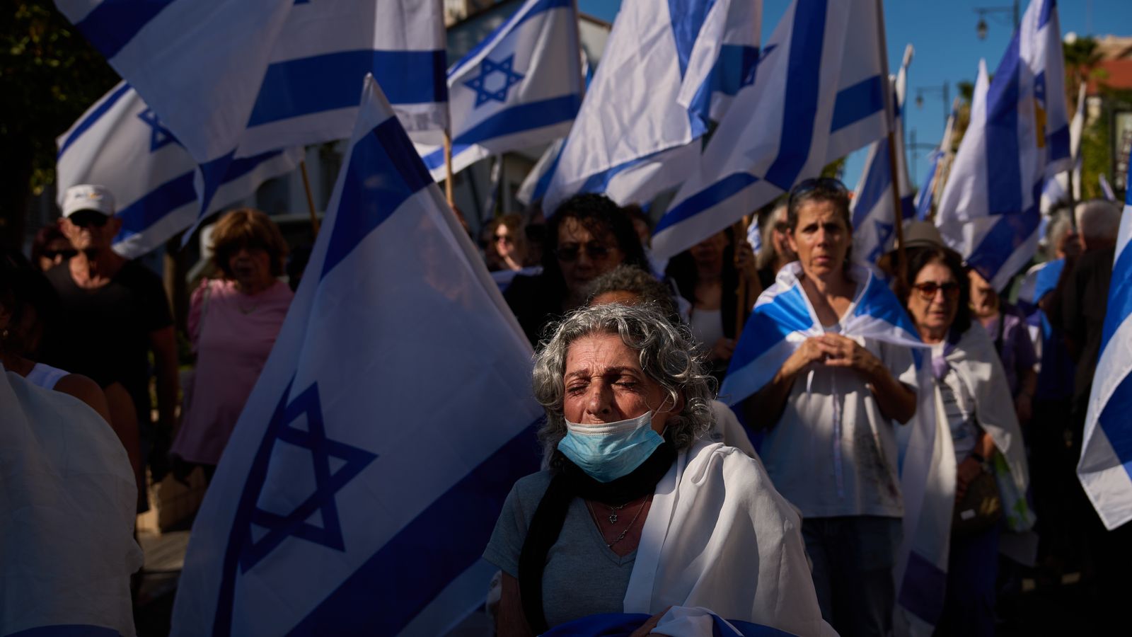 'Eu o conheço, mas ele não me conhece': os israelenses que veem como dever lamentar suas mortes coletivas | Notícias do mundo