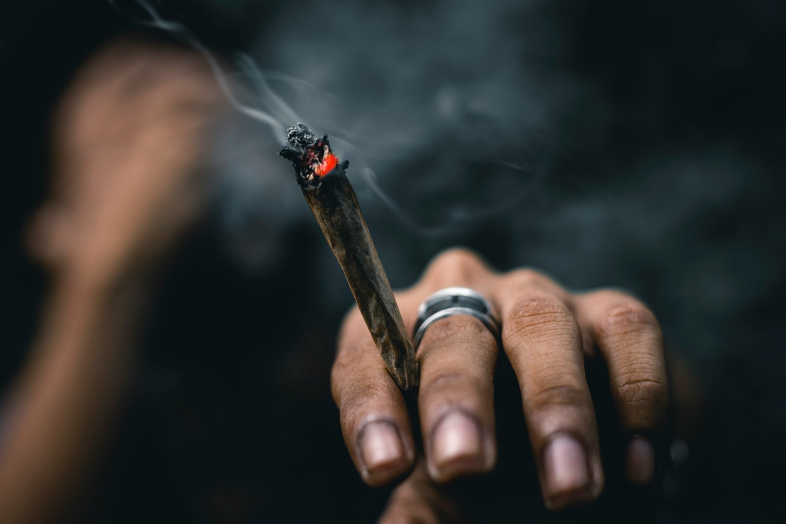 Fumar maconha e tabaco pode alterar a ‘molécula da felicidade’ do cérebro, segundo estudo
