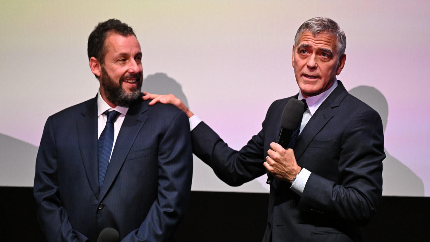 George Clooney e Adam Sandler emocionam Londres na estreia de 'Jay Kelly'