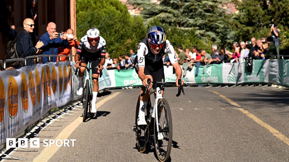 Thomas Pidcock attempts to chase down Isaac del Toro during the home straight at the Giro dell'Emilia