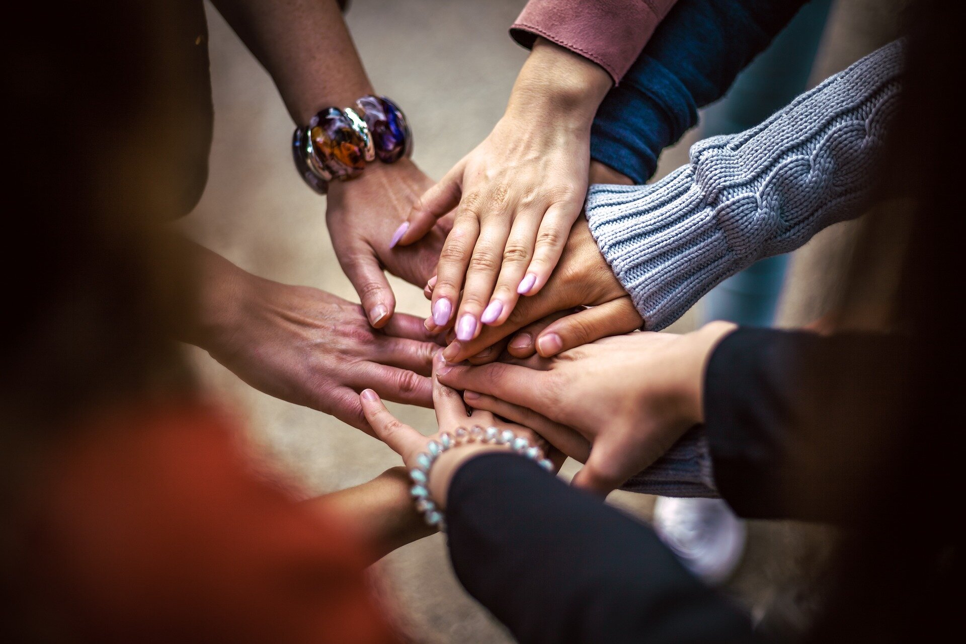 Grupos comunitários LGBTQ+ preenchem lacunas nos cuidados de saúde mental dos jovens