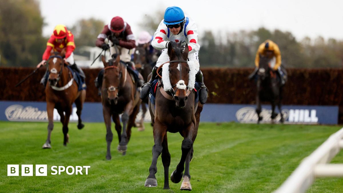Freddie Gingell riding horse Hitman at Aintree
