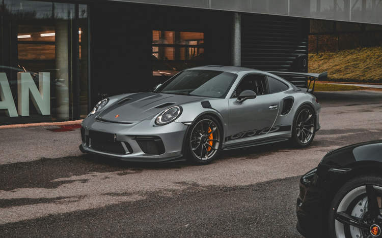 Homem é pego pela câmera ateando fogo em seu Porsche para fins de seguro