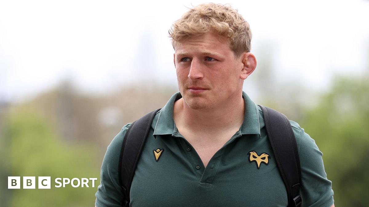 Jac Morgan arrives at Ospreys training