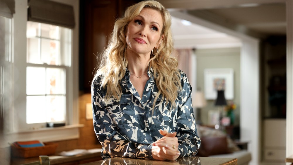 Jenn Lyon constrói equipe de torcida oprimida na comédia da NBC