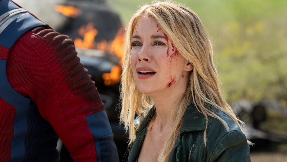 Jennifer Holland em Harcourt lutando com os nazistas