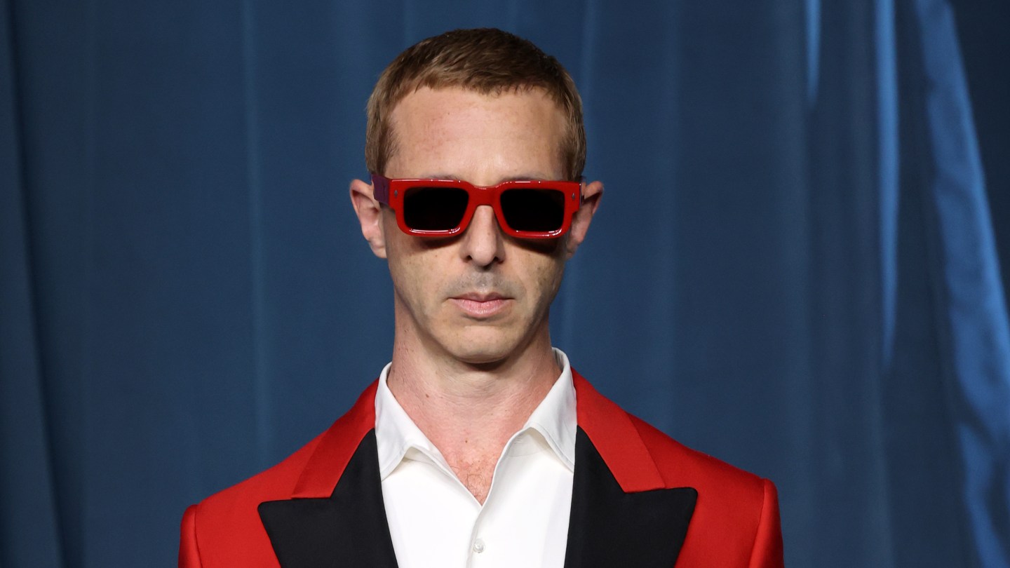 Jeremy Strong sobre a substituição de Jesse Eisenberg na sequência de 'Rede Social'