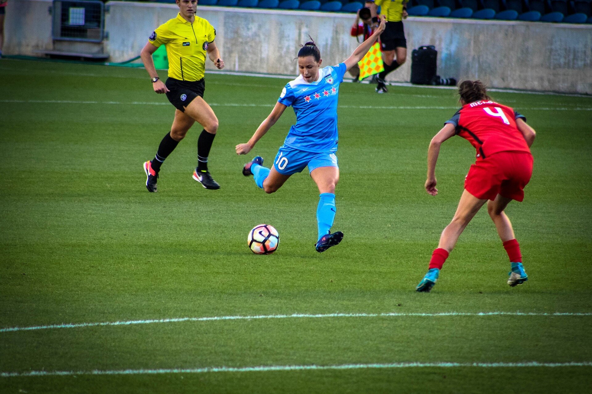 Jogadoras femininas da Australian Football League ultrapassam limites na temporada final