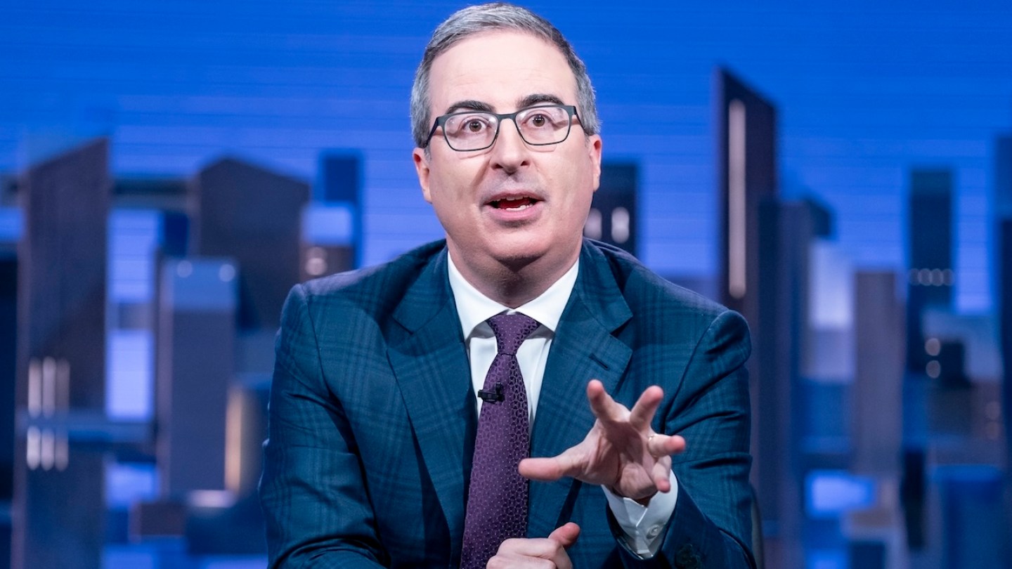 John Oliver critica Bari Weiss da CBS News