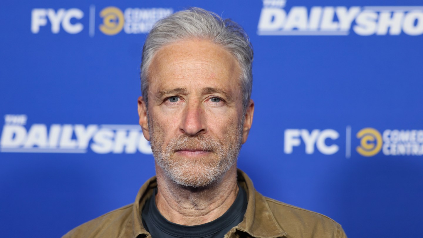 Jon Stewart ‘Trabalhando para Ficar’ como Apresentador do Programa Diário