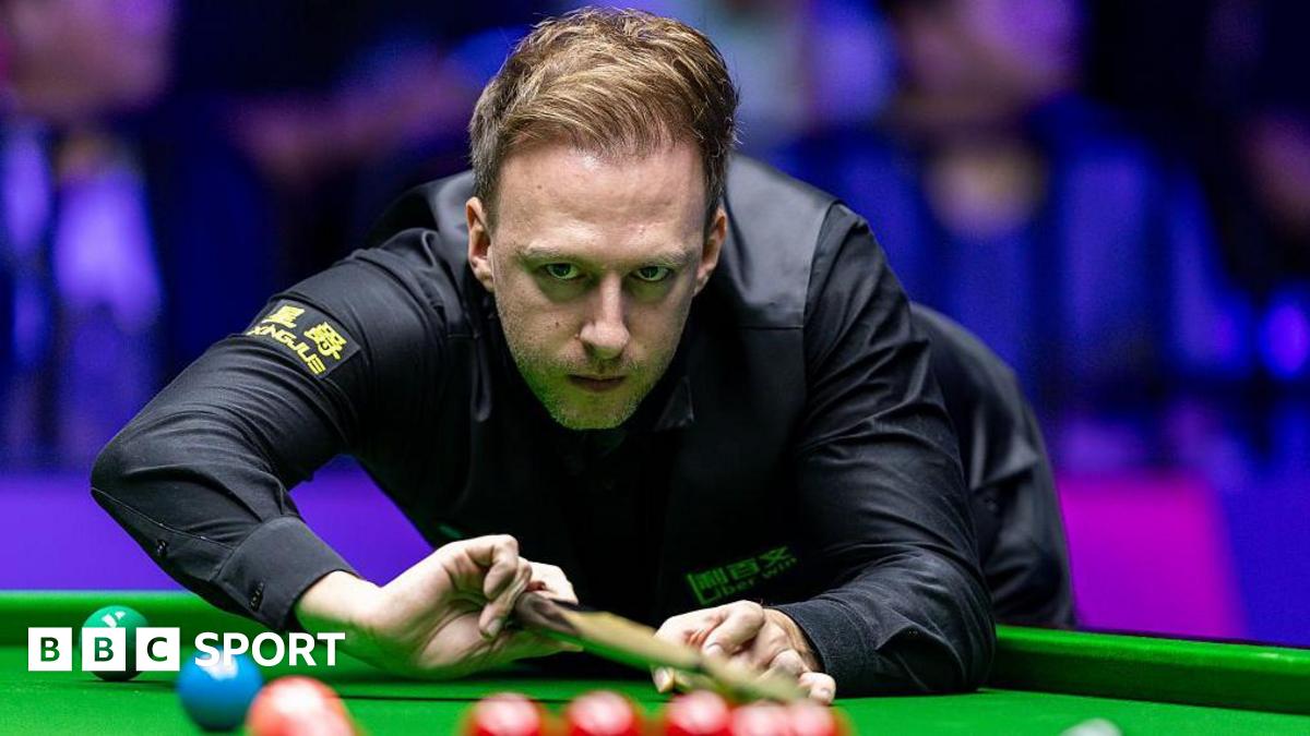 Judd Trump sizes up a shot