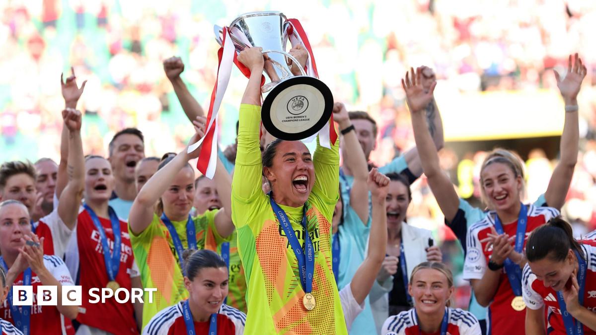 Arsenal lift the Women's Champions League trophy