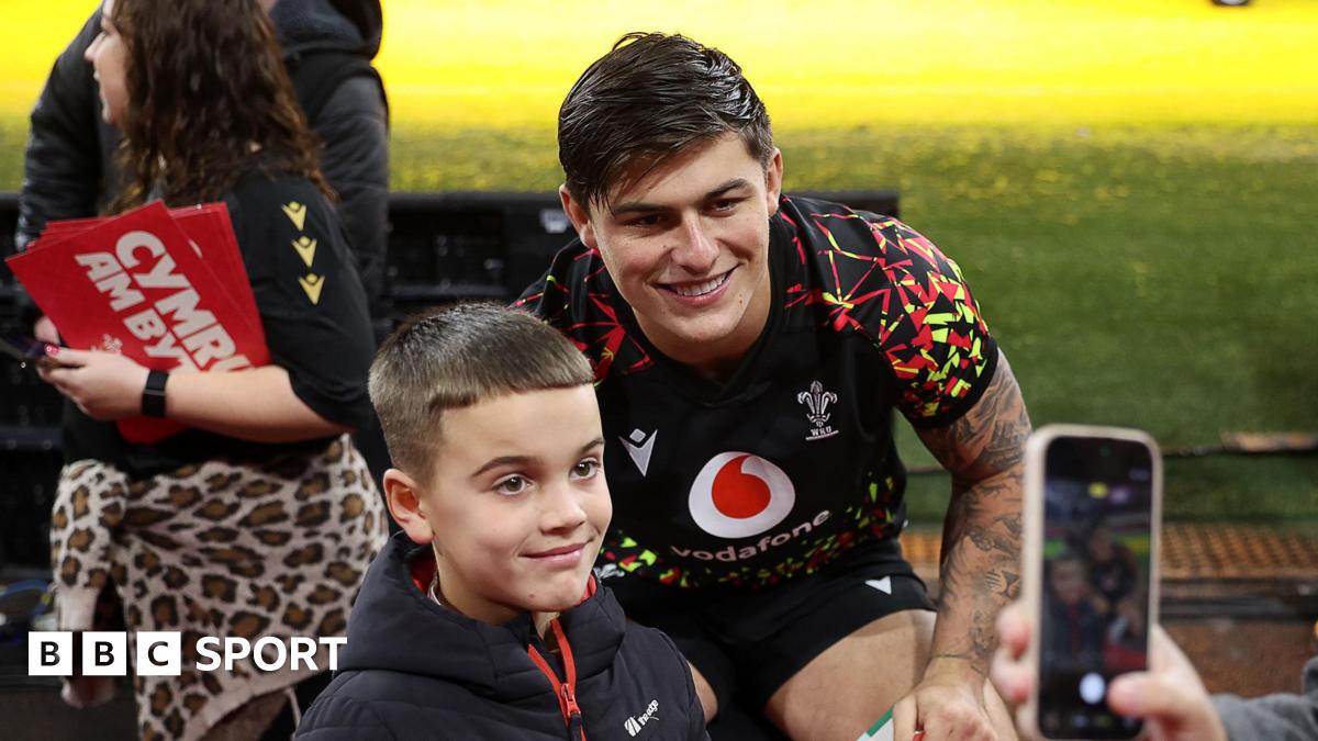 Louis Rees-Zammit poses with a fan at Wales' open training session at the Principality Stadium.