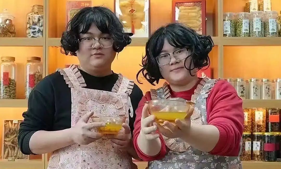 Marido e mulher são tão parecidos que muitas vezes são confundidos com gêmeos idênticos