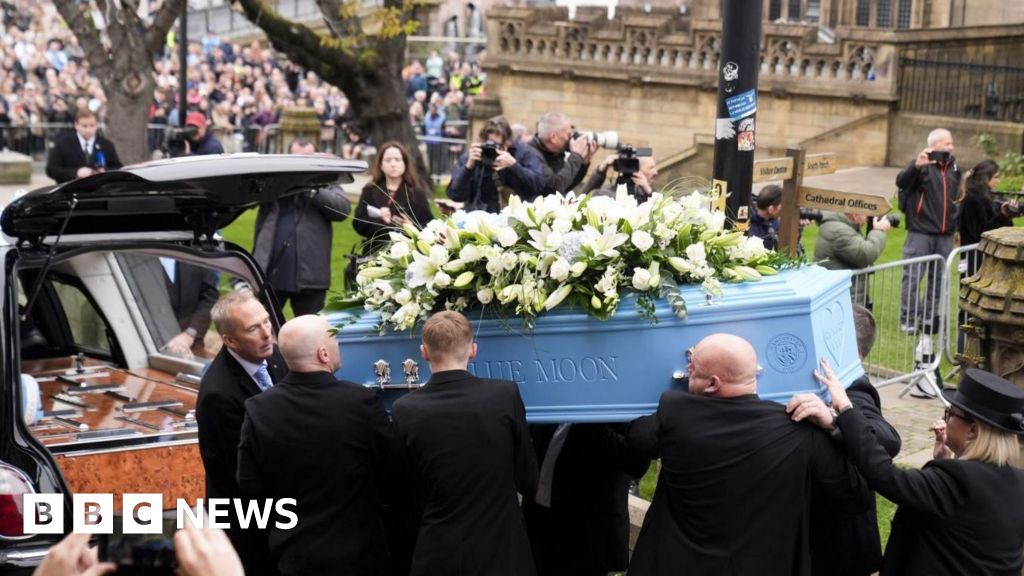 Milhares de pessoas fazem fila nas ruas para o funeral de Ricky Hatton em Manchester