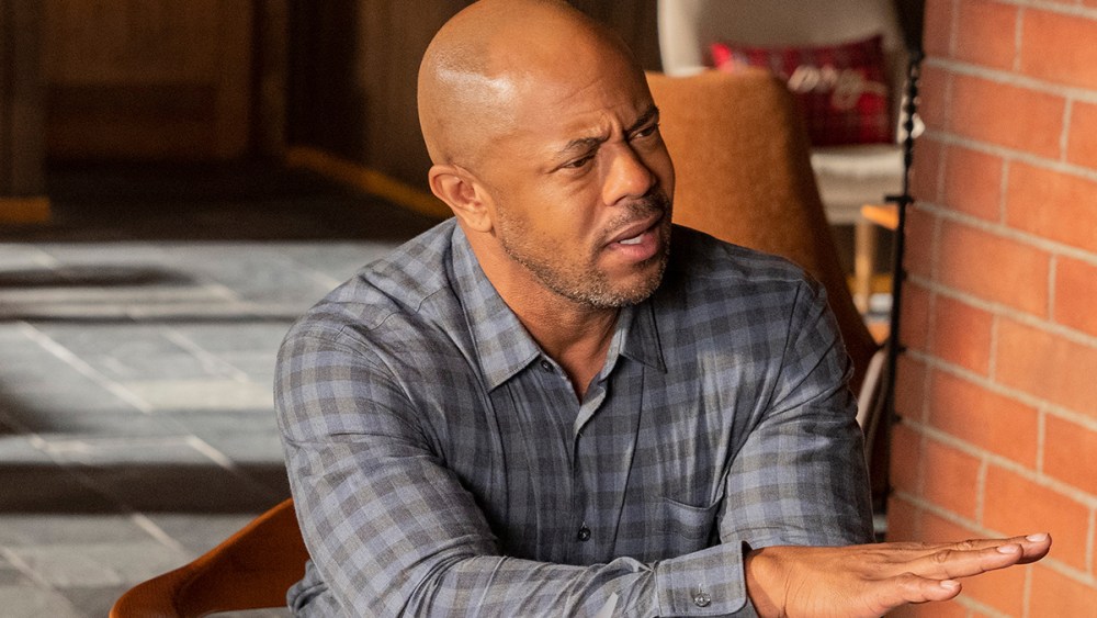 O ator Rockmond Dunbar de '9-1-1' perde o traje de vacina COVID